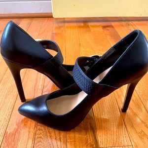 Black pointed toe pumps. These are size 9 and never been worn.